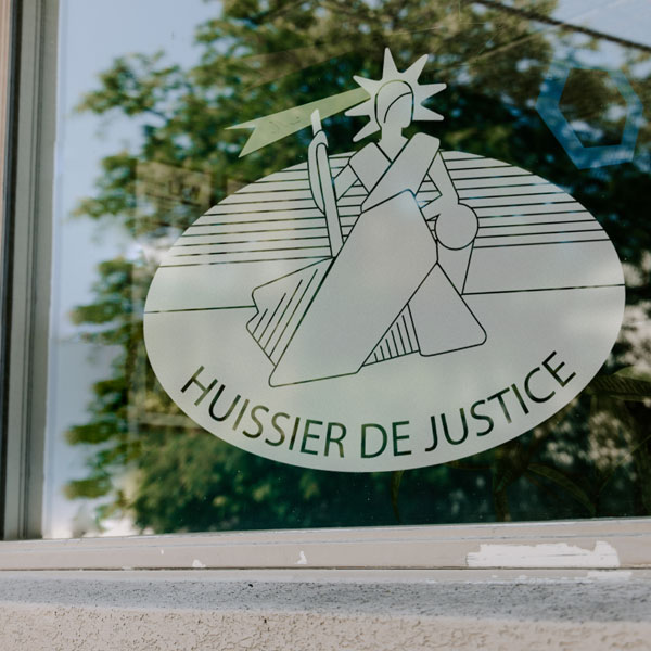 Adhésif dépoli huissier de justice, découpé à la forme