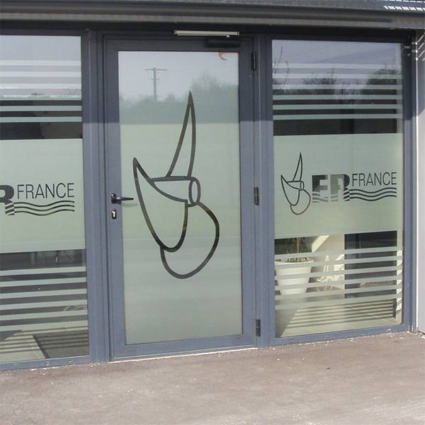 Logo ou forme découpé sur adhésif dépoli pour vitrine largeur 1 mètre, longueur à partir de 50 cm